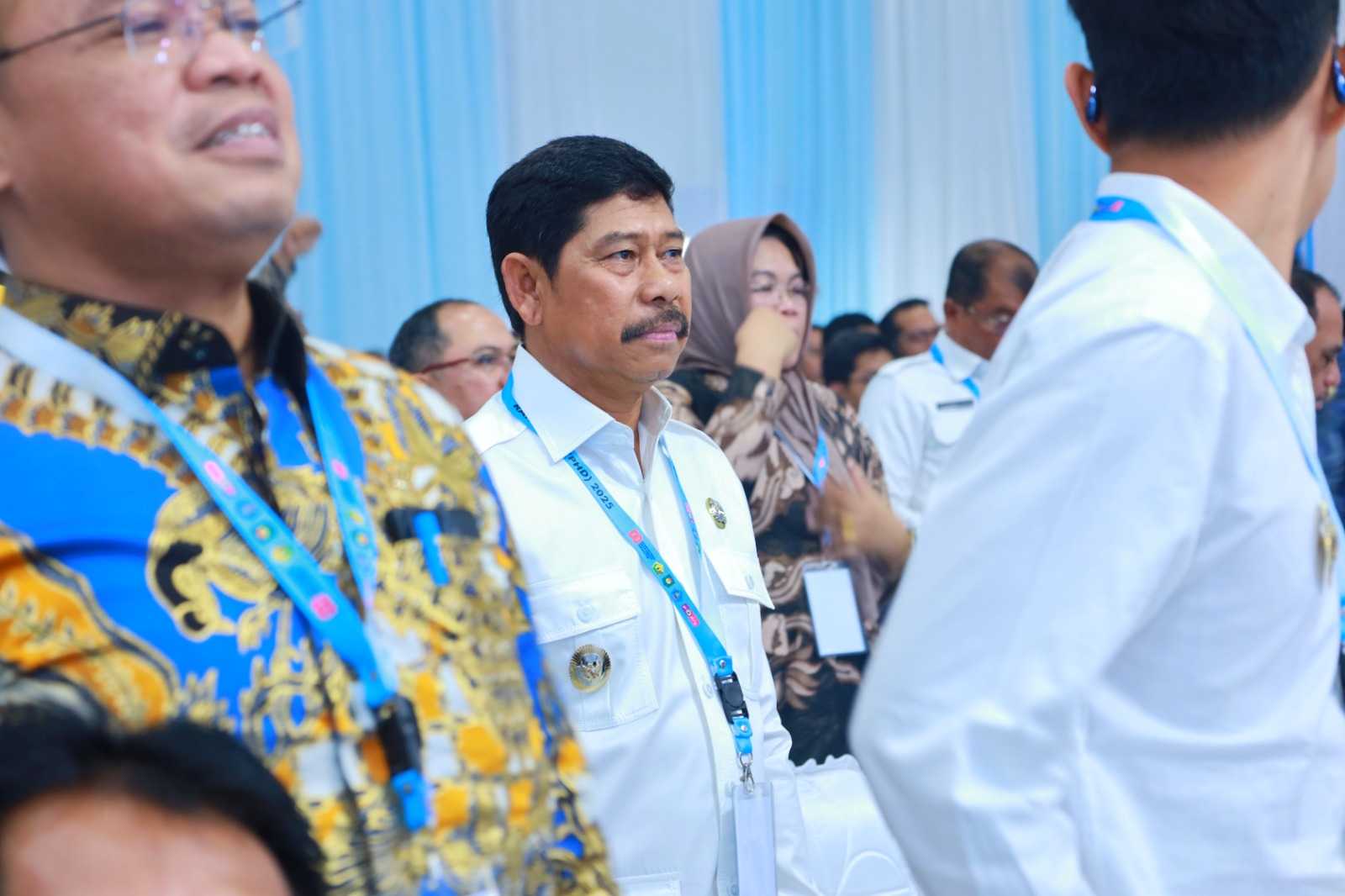 Abdul Waris Muin (tengah) bersama peserta rakornas di Kendari.