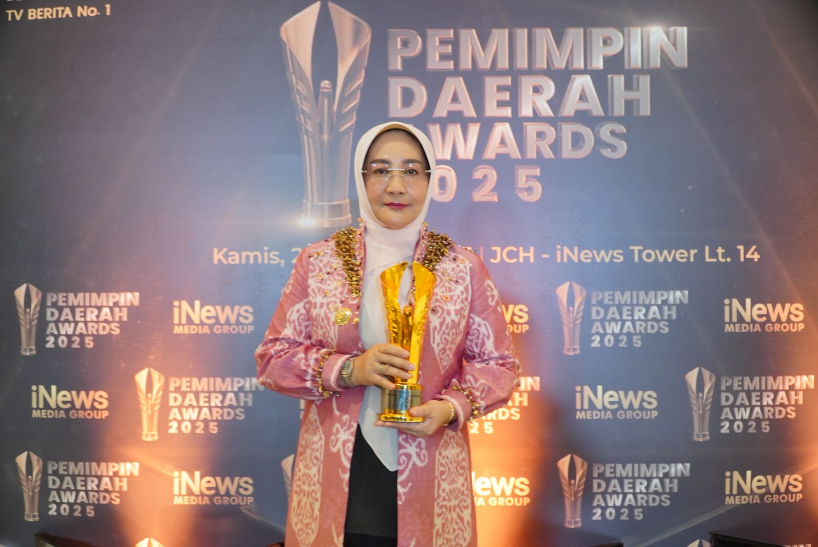 LAYAK: Bupati Berau Sri Juniarsi Mas mendapat penghargaan Pemimpin  Daerah Award, yang diserahkan Mendagri Tito Karnavian.