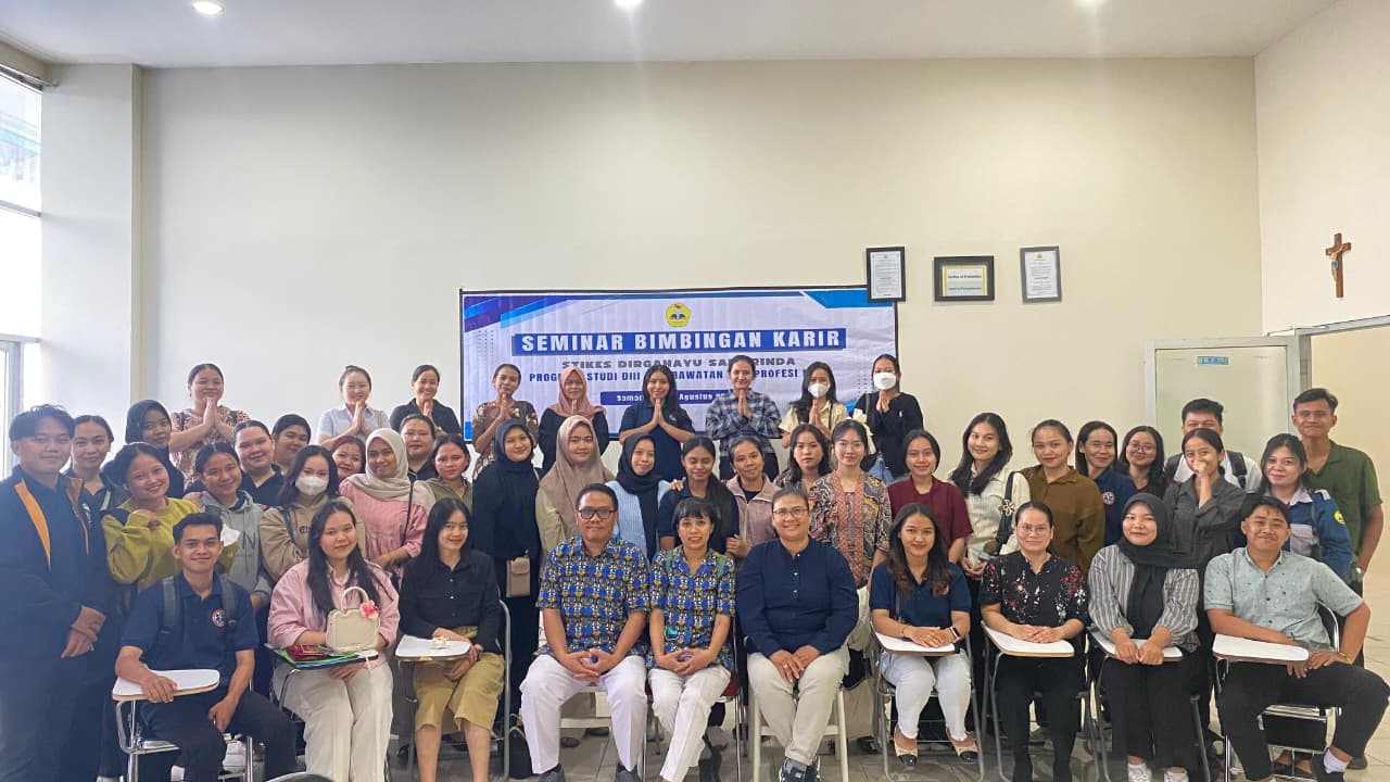 Mahasiswa Prodi Farmasi dan Keperawatan Stikes Dirgahayu Samarinda bersama narasumber dan dosen di sela kegiatan kuliah pakar & bimbingan karier.
