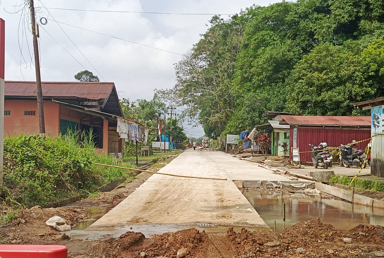 Jalan Mentewekng yang sedang dalam pengerjaan dengan rigid beton.