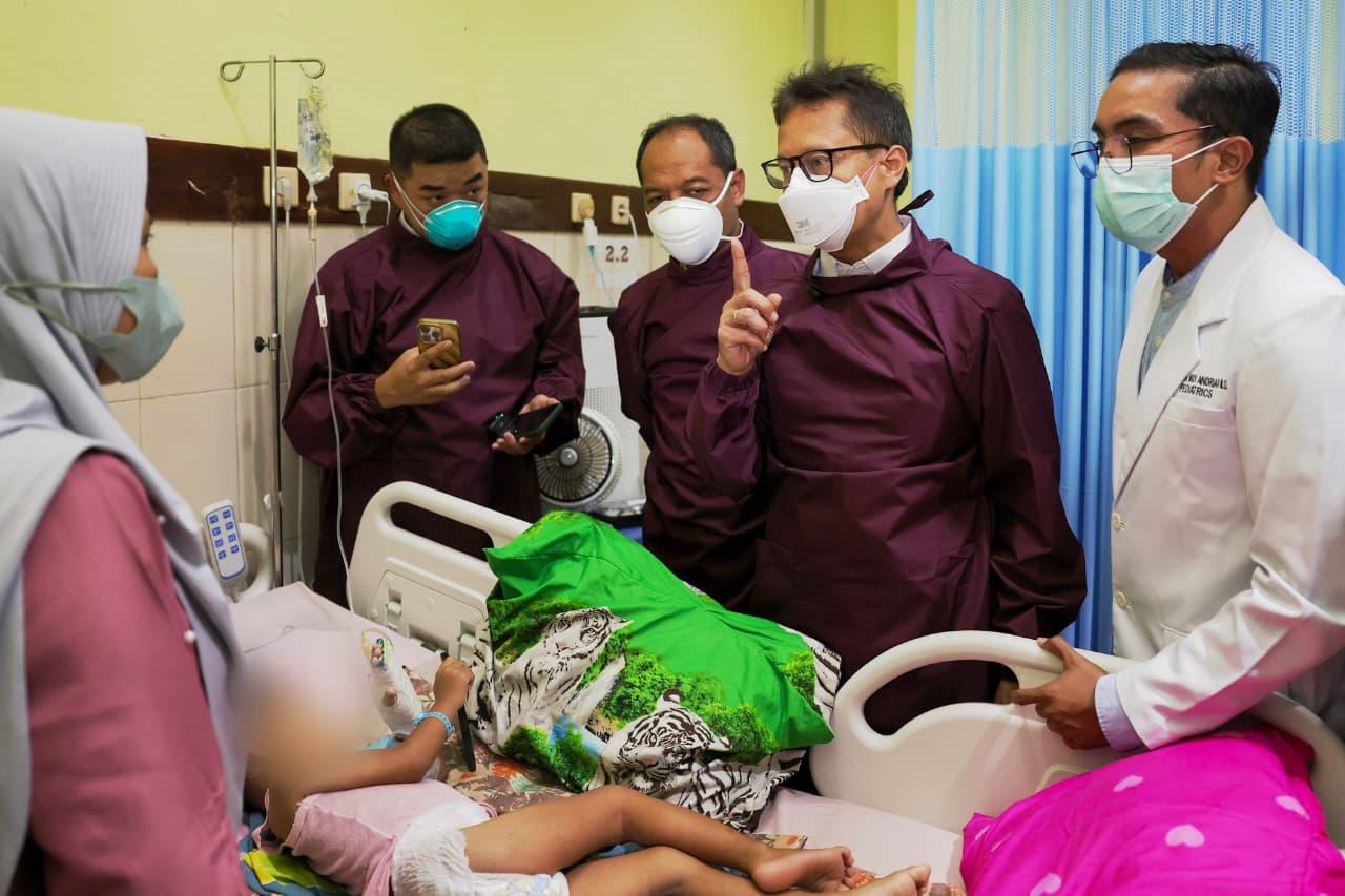 Menkes Budi Gunadi saat meninjau penanganan Kejadian Luar Biasa (KLB) campak di Sumenep, Jawa Timur, Kamis (28/8) lalu. (FOTO KEMENKES RI)