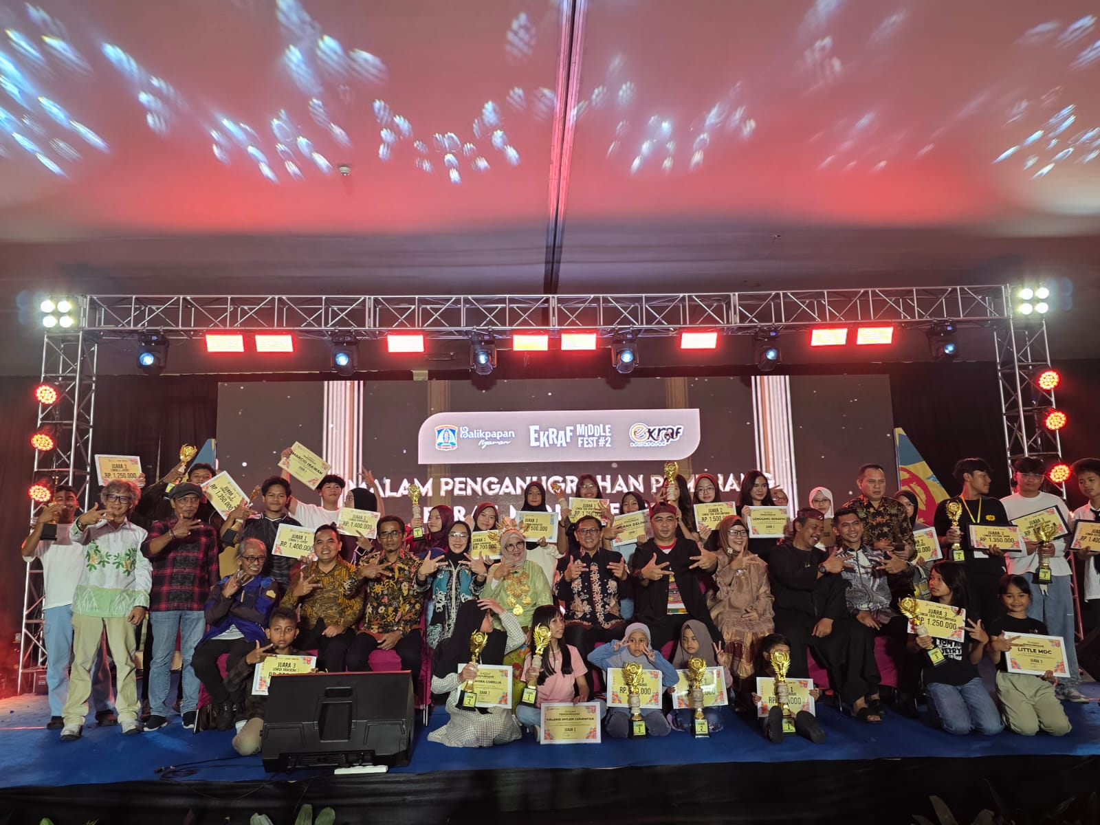 Kepala DKUMKMP Balikpapan  Heruressandy Setia Kesuma dan Camat Balikpapan Tengah Agung Budi Wibowo (tengah) menyerahkan hadiah kepada para pemenang lomba mewarnai.