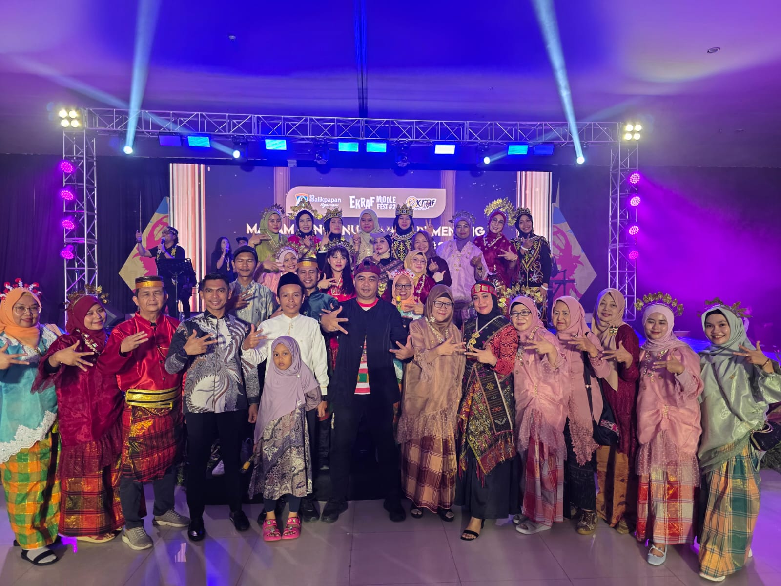 Camat Balikpapan Tengah Agung Budi Wibowo (tengah-baju khas Madura) bersama para lurah dan pegawai kecamatan dan kelurahan dalam suasana penuh semangat menyemarakkan  Ekraf Middle Fest 2025.