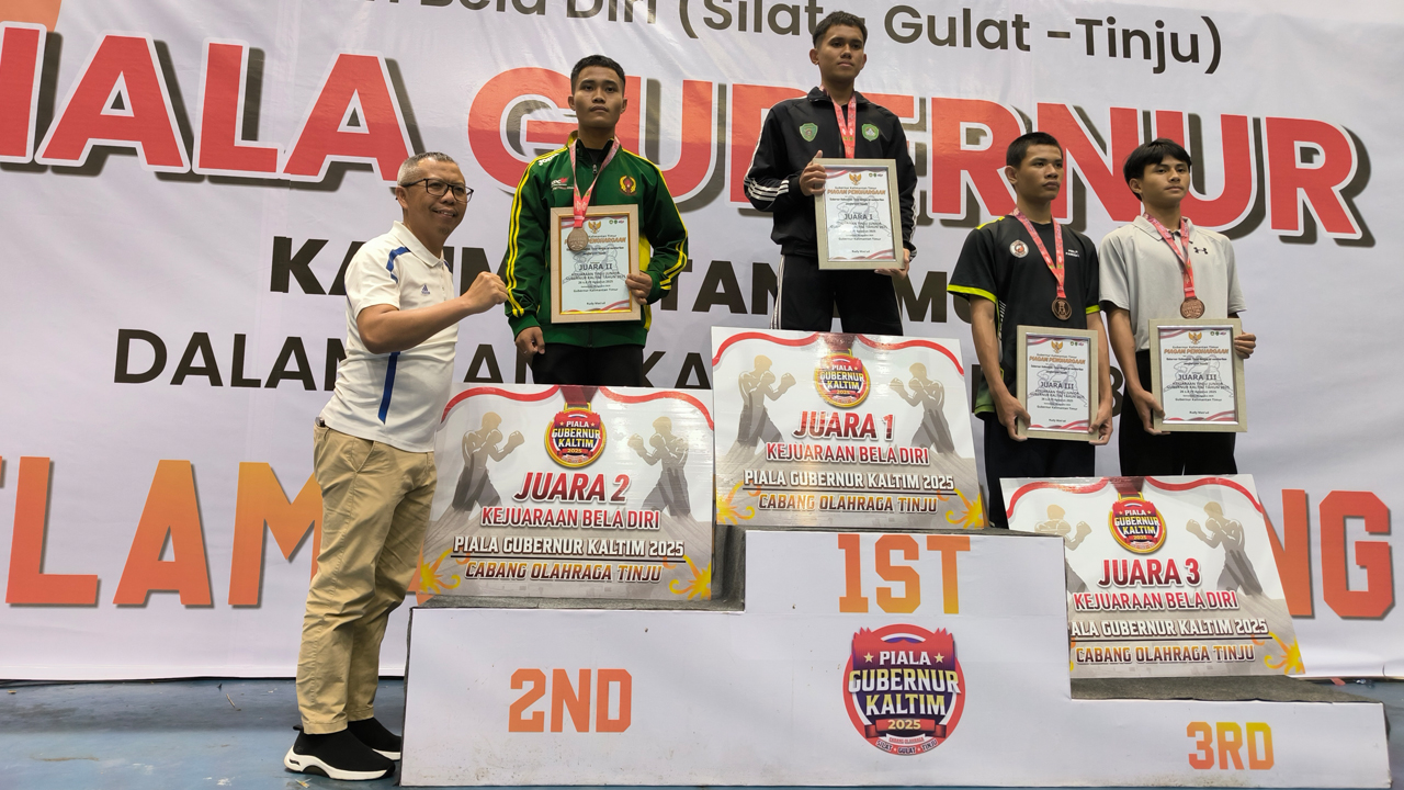 TUNTAS: Kabid PPO Dispora Kaltim Rasman bersama para peraih medali di salah satu kategori yang dipertandingkan di Piala Gubernur Kaltim 2025 cabor tinju.