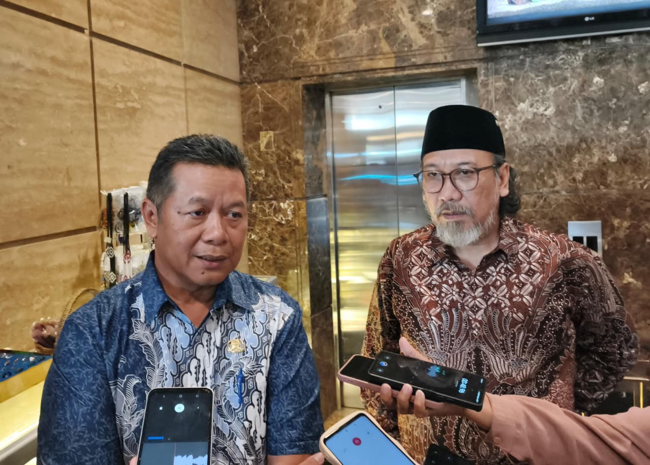 Asisten Ekonomi dan Pembangunan Setkab Kutim, Noviari Noor (kiri) dan Kepala DLH Kutim, Aji Widjaya Effendi (kanan)