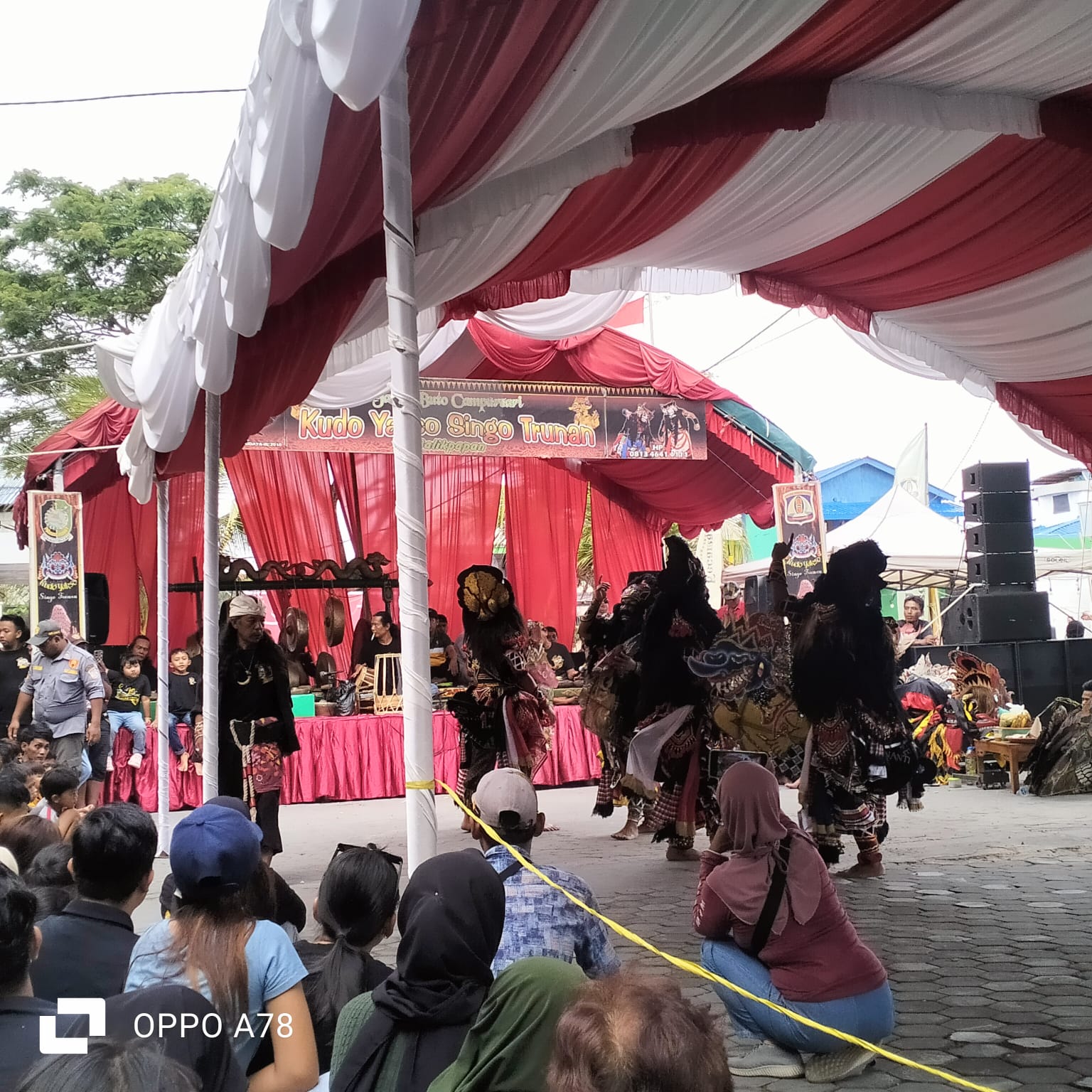 Penampilan memukau seni budaya Kudo Yakso yang dipersembahkan pengurus LPM Kelurahan Klandasan Ulu untuk warga.
