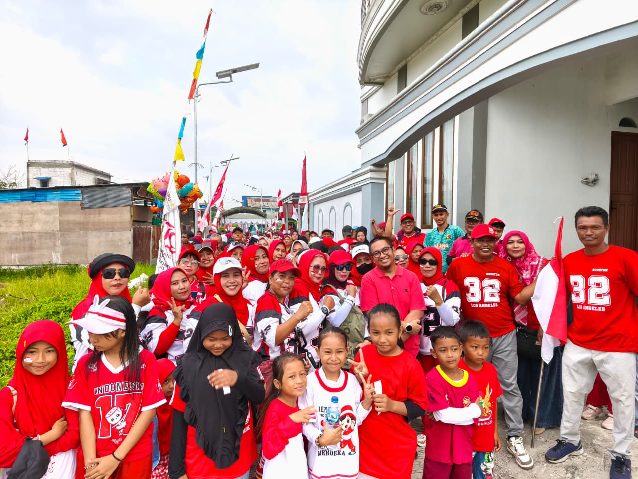 Sekretaris Komisi II DPRD Provinsi Kalimantan Timur, Nurhadi Saputra didampingi Ketua RT 32 Manggar Andi Aspar membuka kegiatan jalan sehat yang diikuti antusias warga.