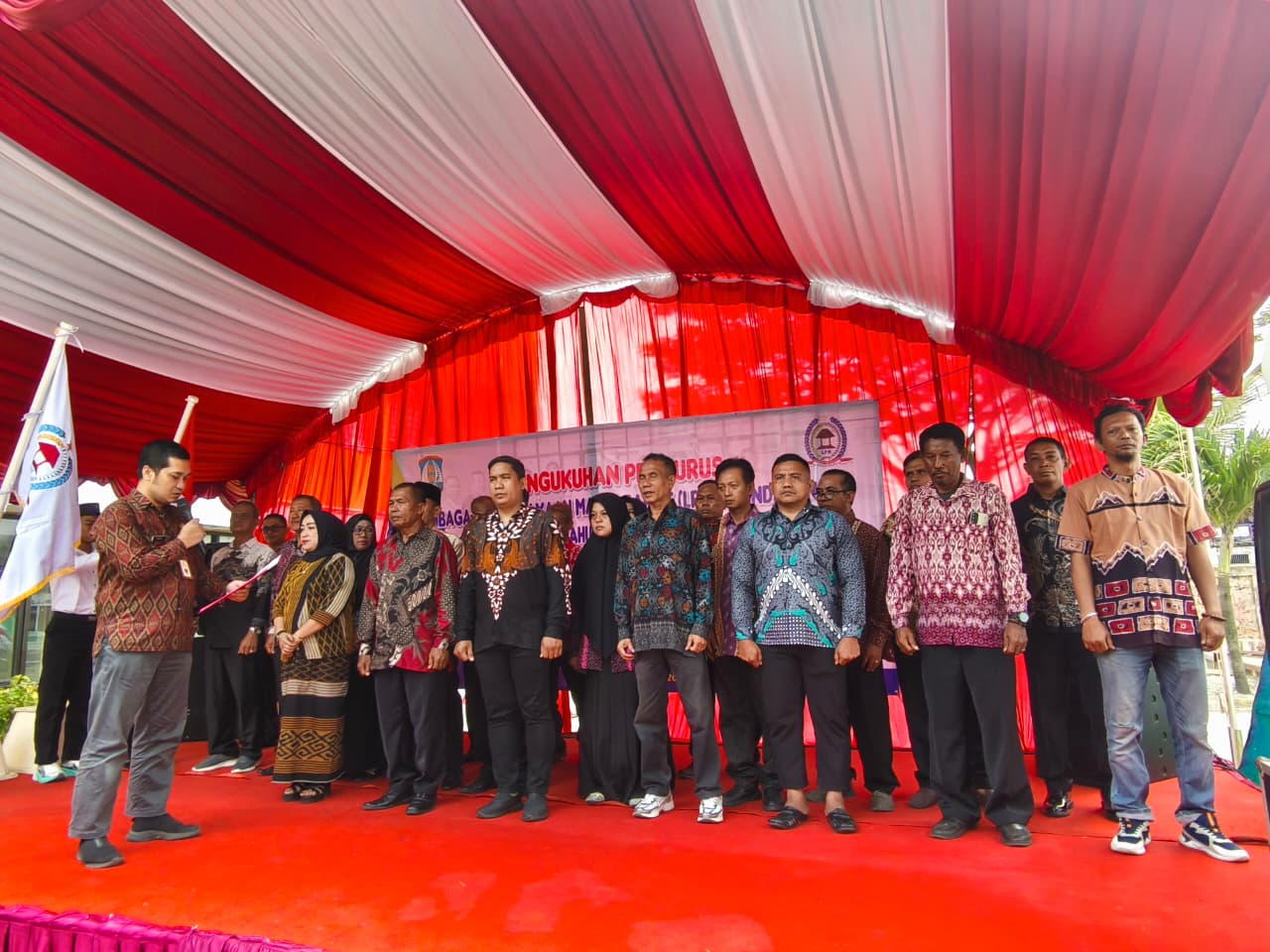 Camat Balikpapan Kota, Rosin Suparlan melantik secara resmi pengurus LPM Kelurahan Klandasan Ulu untuk periode 2025-2028.