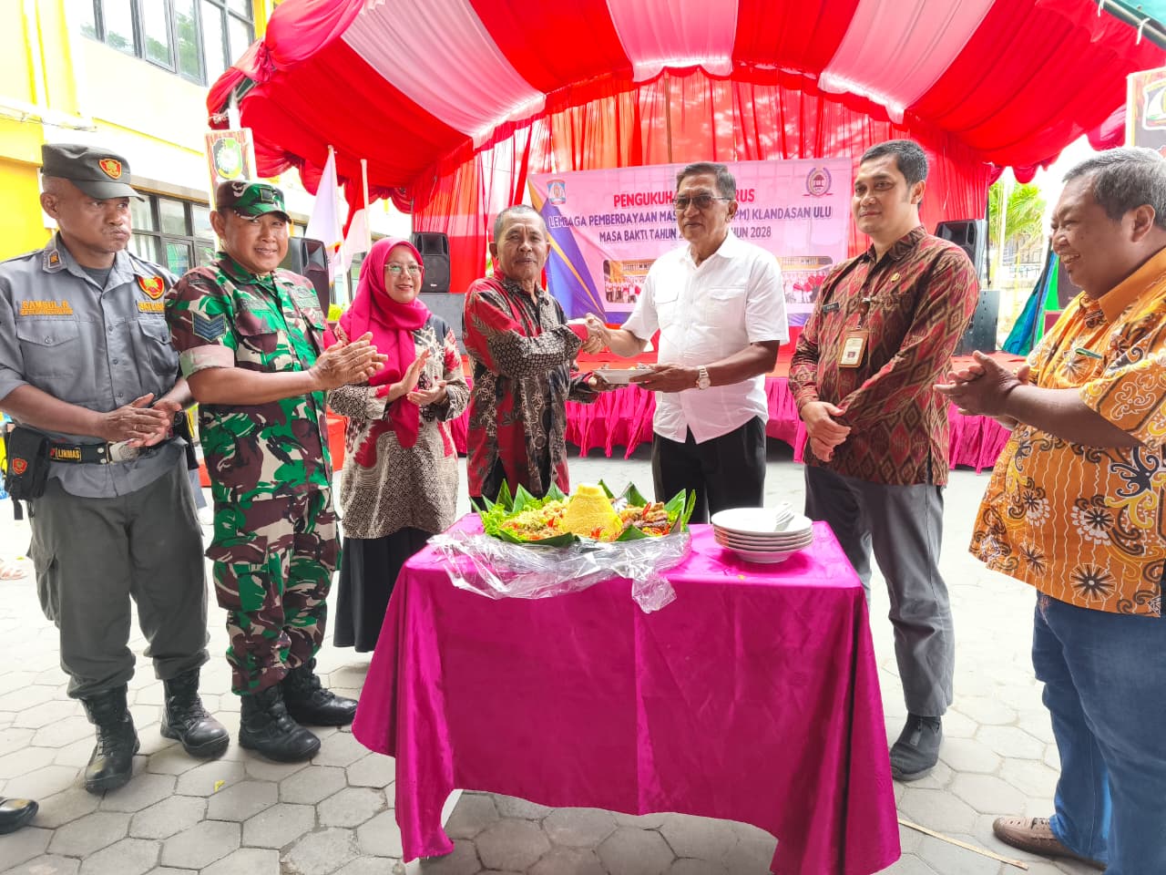 Pemotongan nasi tumpeng dilakukan sebagai ungkapan rasa syukur dan penanda dimulainya kepengurusan baru dengan harapan kelancaran.