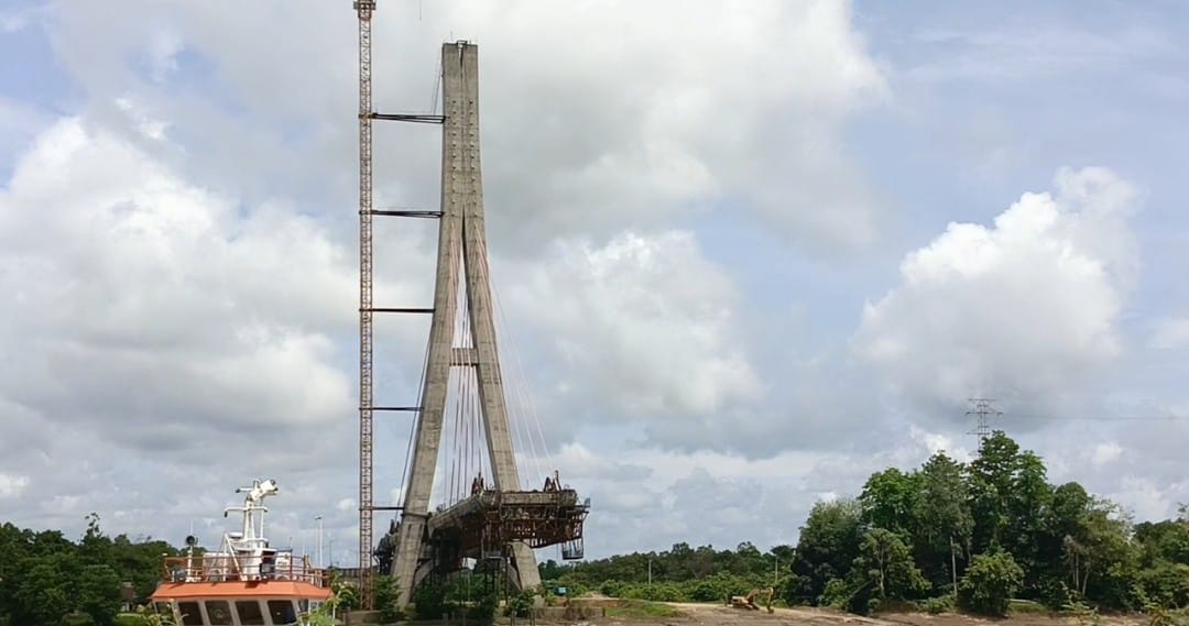 DINANTIKAN: Jembatan Aji Tulur Jejangkat di Kecamatan Melak yang sempat mangkrak akan dilanjutkan pembangunannya.