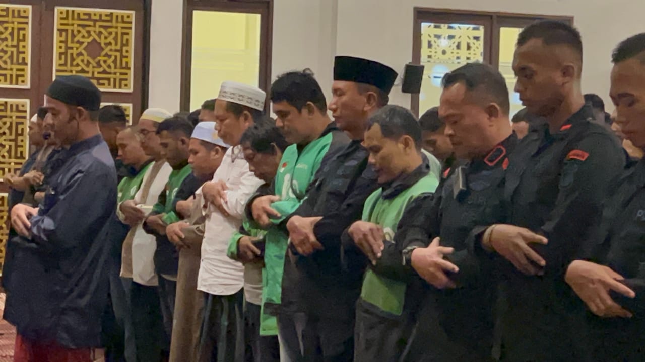SALAT GAIB: Personel Brimob Polda Kaltim bersama komunitas ojol Balikpapan menjalankan salat gaib mendoakan Afan.