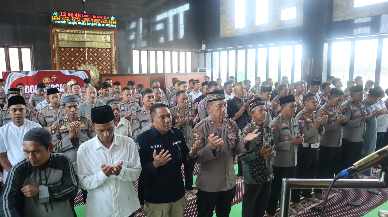BERDOA: Salat gaib dan doa bersama lintas elemen di Polres PPU untuk mendoakan pengemudi ojol almarhum Affan Kurniawan.