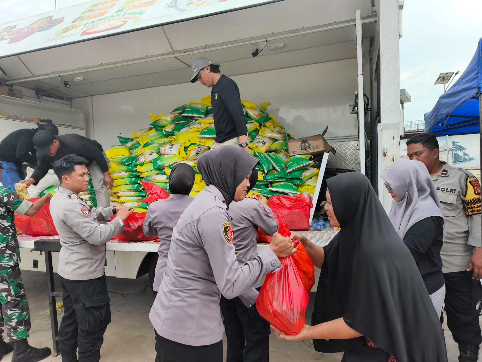 KEBUTUHAN: Warga Kutim mengantre membeli paket sembako murah dalam kegiatan Gerakan Pangan Murah (GPM) di Folder Ilham Maulana, Sangatta Utara, Sabtu (30/8/2025).