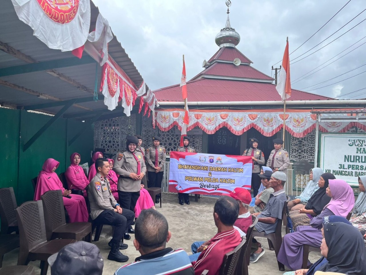 SOSIAL: Aksi sosial dilakukan Polwan Polda Kaltim, salurkan donasi di Masjid Nurul Iman, Manggar.