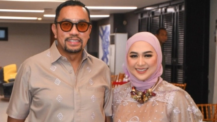 Ahmad Sahroni dan sang istri, Feby Belinda.