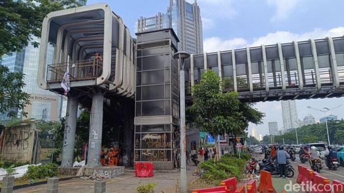Sejumlah fasilitas publik rusak. Halte hingga jembatan penyeberangan orang (JPO) menjadi sasaran vandalisme.
