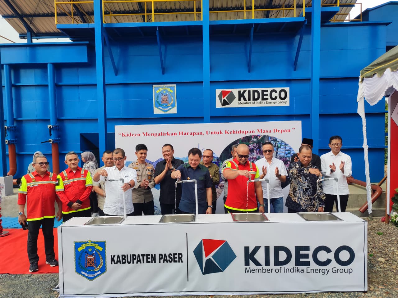 PENYERAHAN: Kideco menyerahkan bangunan Water Treatment Plant (WTP) atau Instalasi Pengolahan Air (IPA) di Desa Sungai Terik Kecamatan Batu Sopang kepada Perumdam Tirta Kandilo Paser, Sabtu