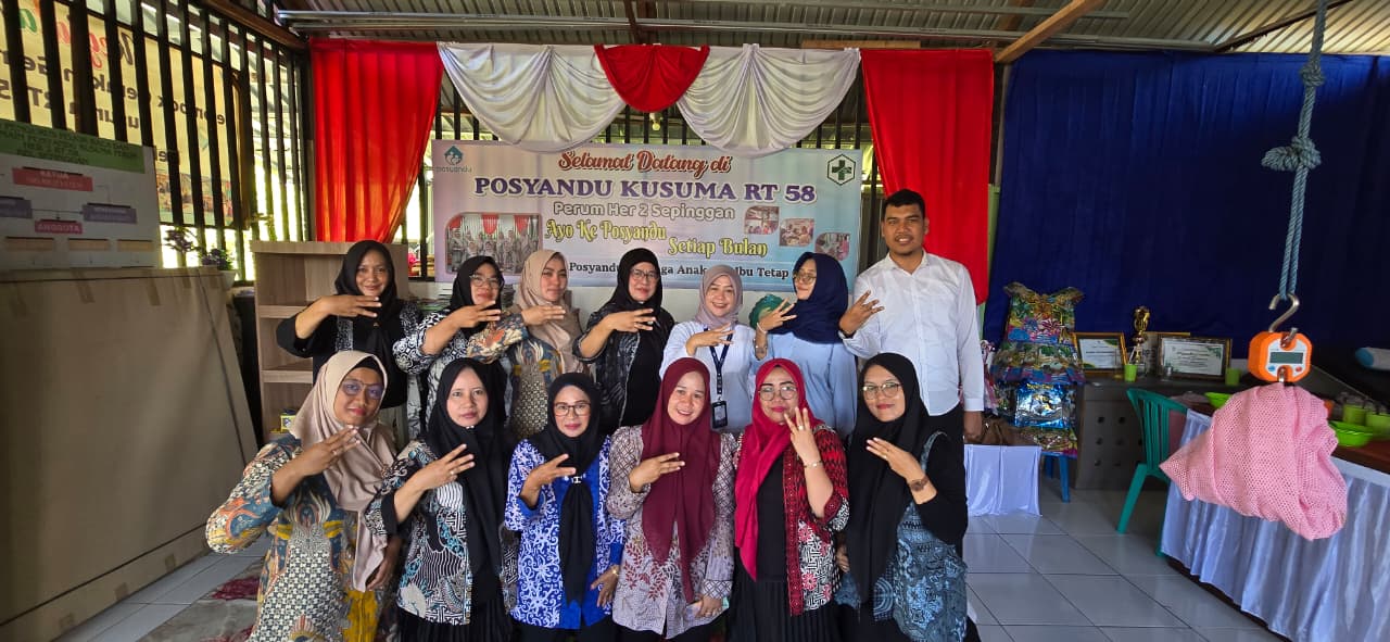 ANTUSIAS: Para ibu-ibu yang hadir di Posyandu Kusuma RT 58, Balikpapan Selatan antusias menerima materi dari PT Pegadaian terkait perencanaan keuangan dan investasi sederhana melalui Tabungan Emas.