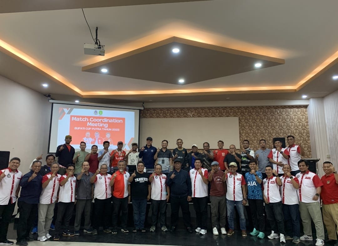 Panitia dan peserta Bupati Cup 2025 melakukan foto bersama setelah proses drawing, Sabtu (30/8).
