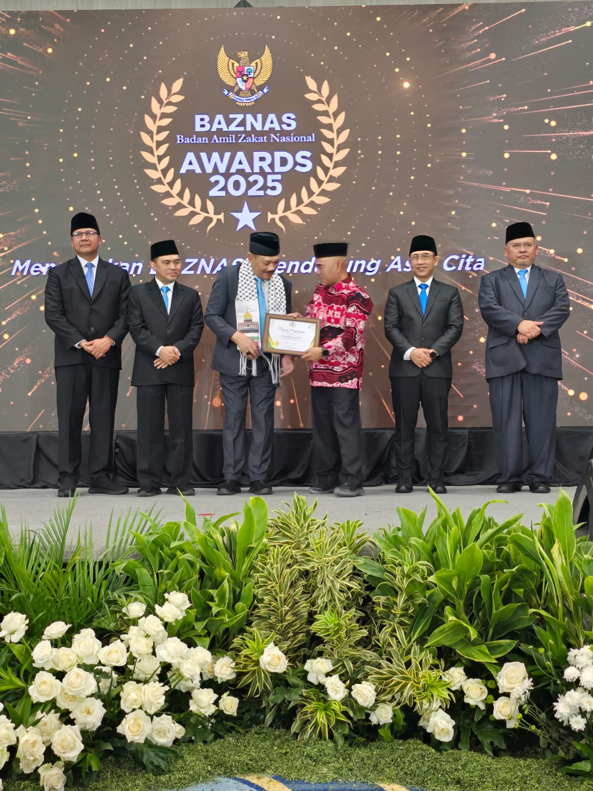 Asisten I Setkab Kukar Akhmad Taufik Hidayat (3 kanan) menerimakan Baznas Award 2025 untuk Bupati Kukar dari Ketua Baznas RI Prof KH Noor Ahmad.
