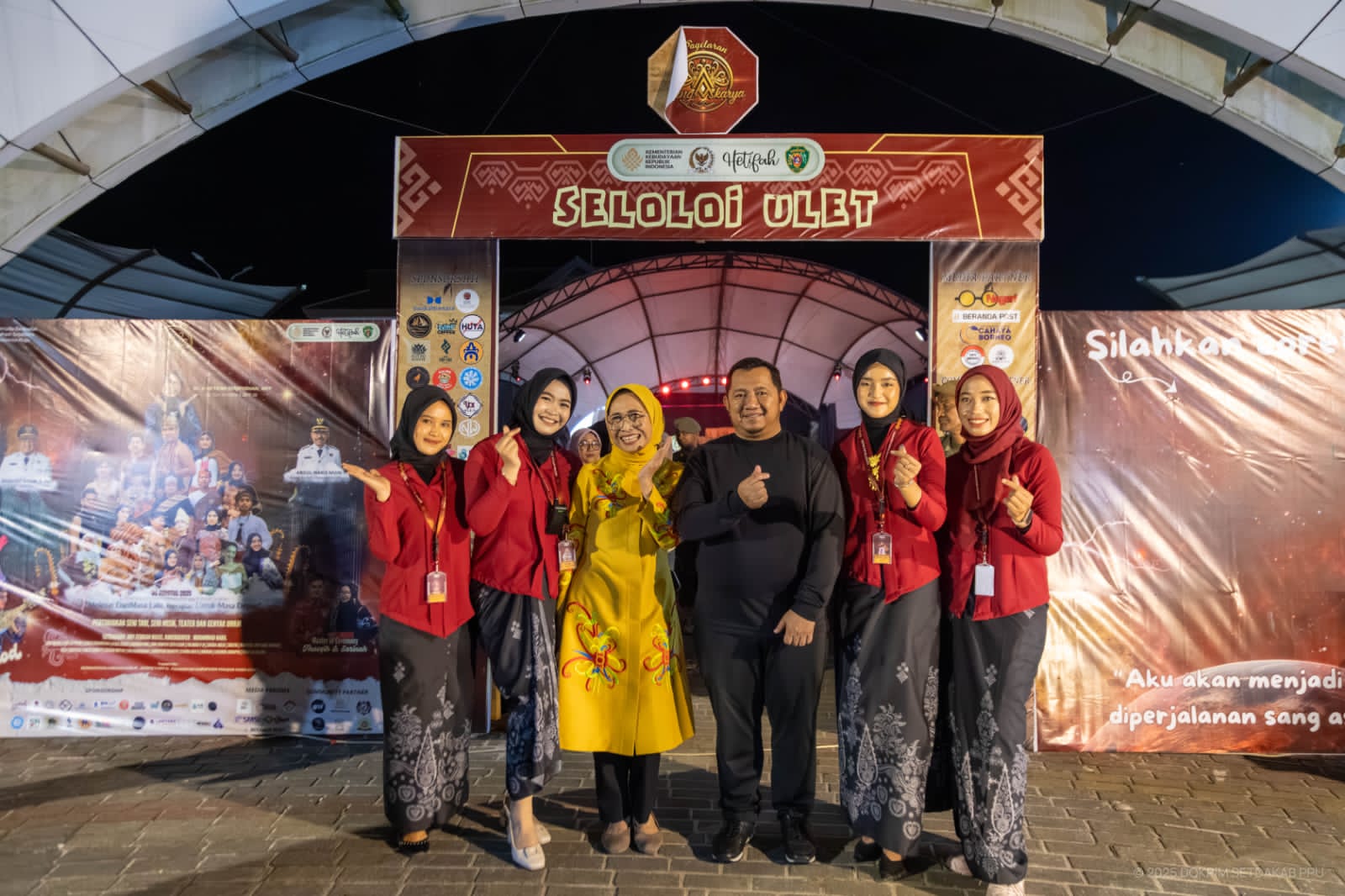 APRESIASI: Bupati PPU Mudyat Noor bersama Hetifah Sjaifudian (baju kuning) mengapresiasi penampilan para seniman muda.