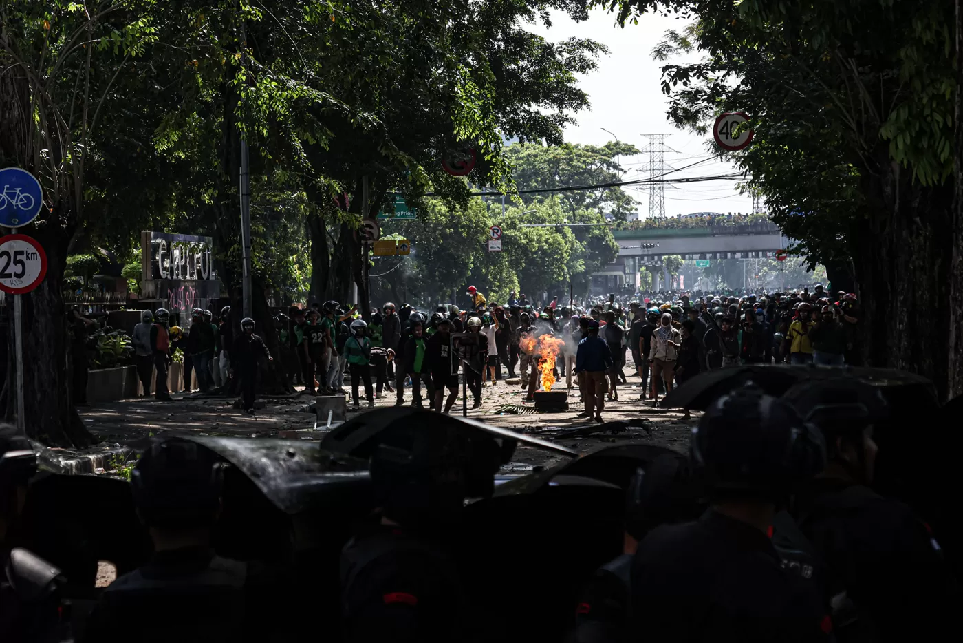 Demo di depan Mako Brimob.