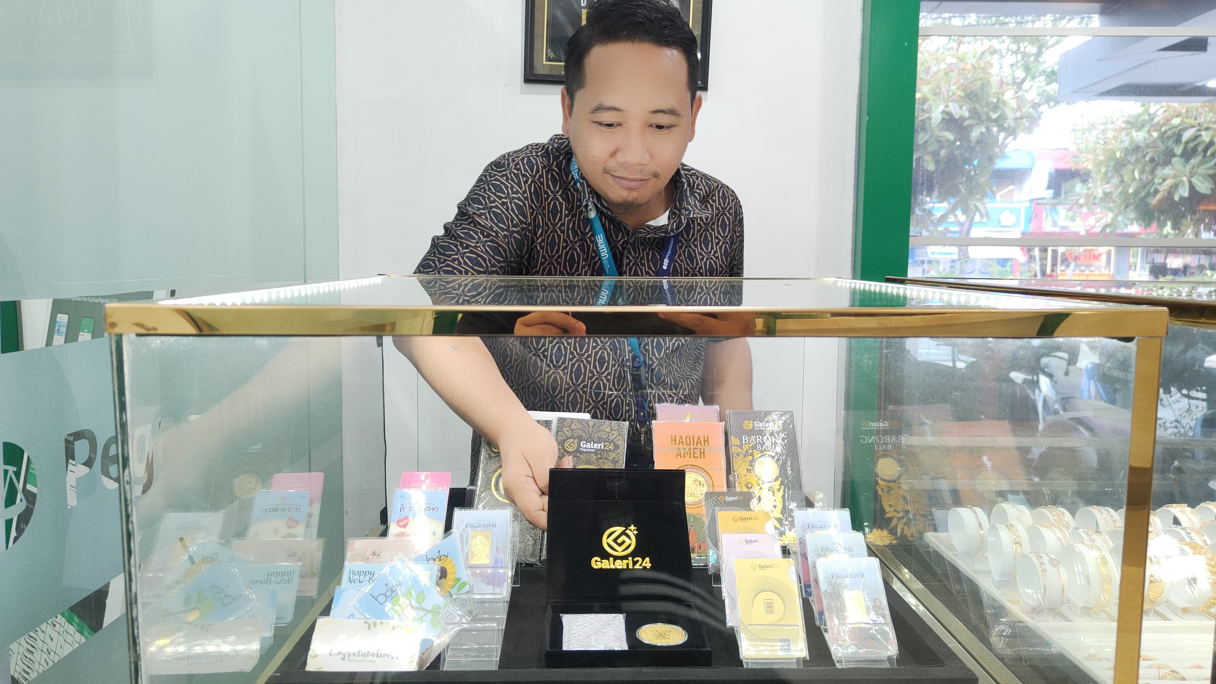 ASET AMAN: Emas batangan lebih banyak dipilih investor karena nilainya yang murni mencerminkan harga emas dunia.