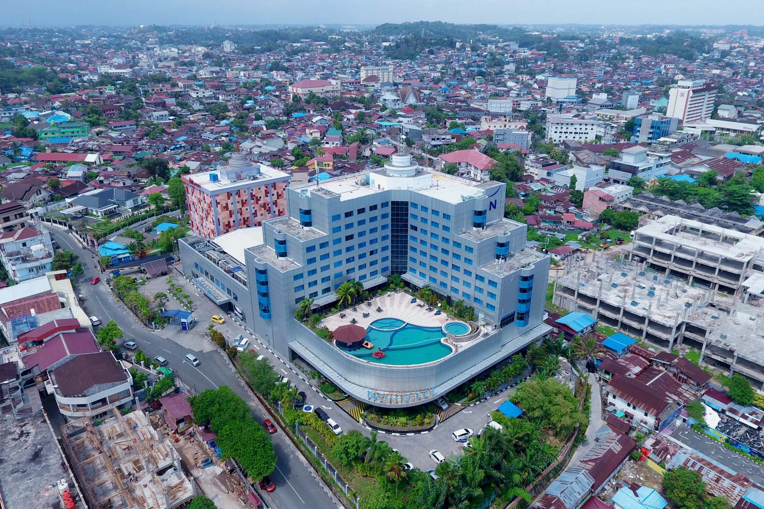 FASILITAS UNGGULAN: Kolam renang di lantai dua Novotel Balikpapan menawarkan pemandangan menawan Selat Makassar.