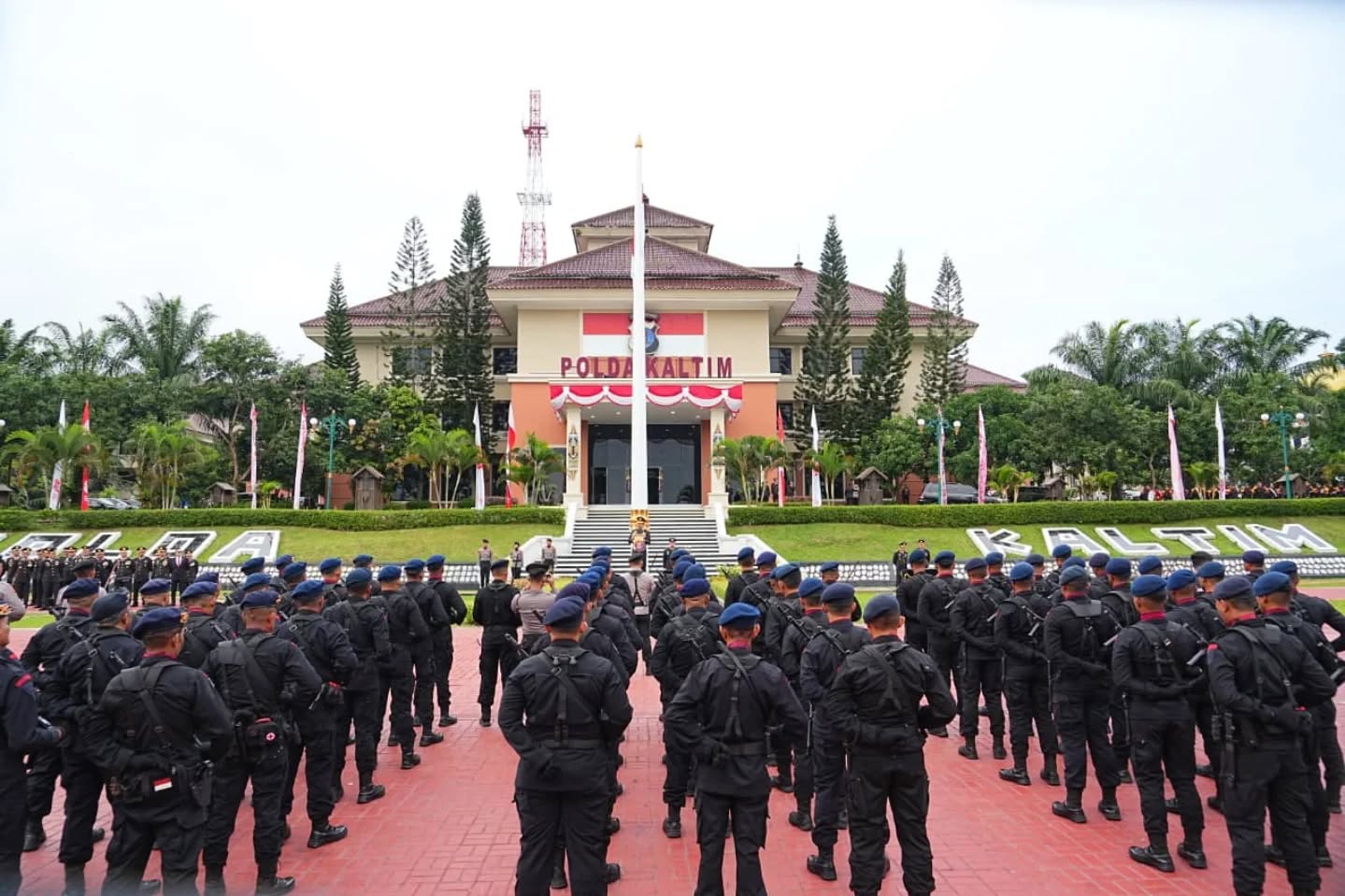 Markas Polda Kaltim berada di Balikpapan tepatnya di Jalan Syarifuddin Yoes.