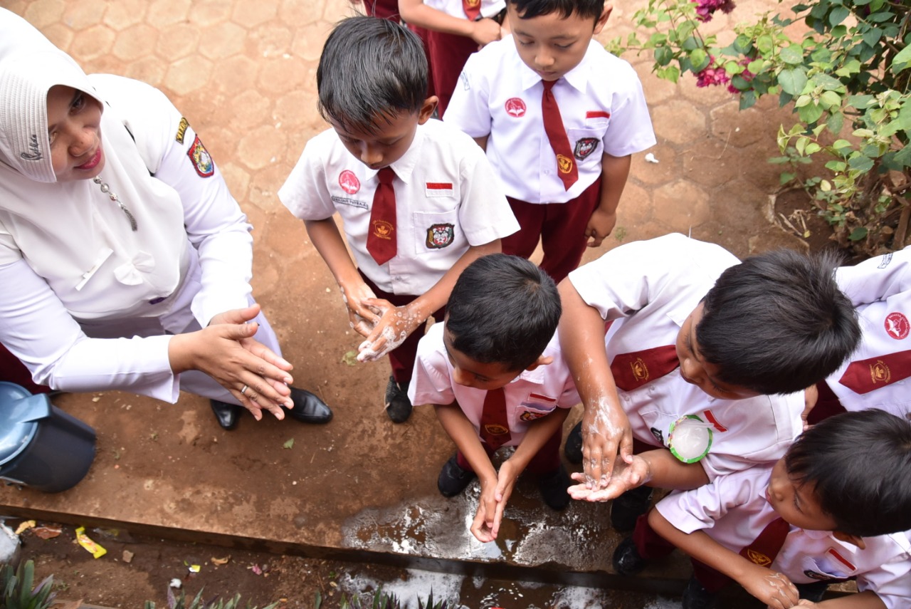 WASPADA: Mencuci tangan dengan sabun sebelum makan dan setelah buang air besar merupakan kebiasaan paling penting. Tangan yang kotor bisa menjadi media masuknya telur cacing ke tubuh.