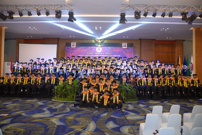 SUKSES: STMIK Wicida Samarinda sukses gelar wisuda tahun 2025. Lulusan unggul, prestasi  dan berjiwa entrepreneur.
