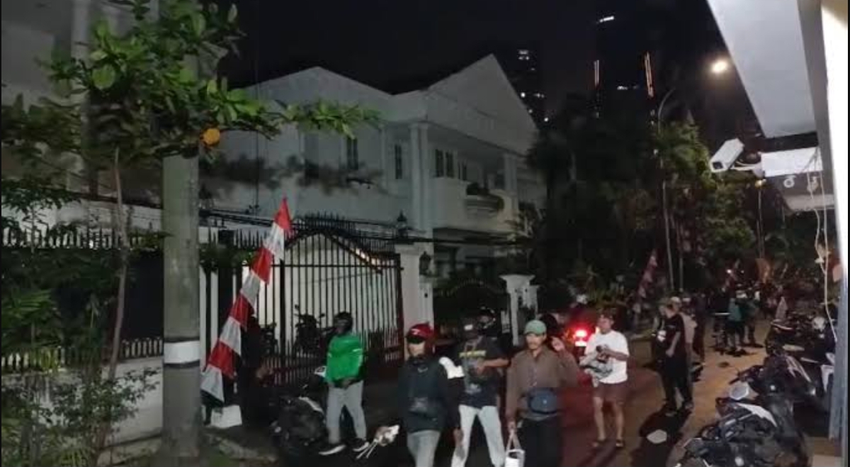 Massa bergerak liar usai demonstrasi di DPR, Sabtu (30/8/2025) malam, dan menyerbu rumah legislator di Jakarta. Aparat keamanan kewalahan menghadapi kerumunan. (FOTO: IST)