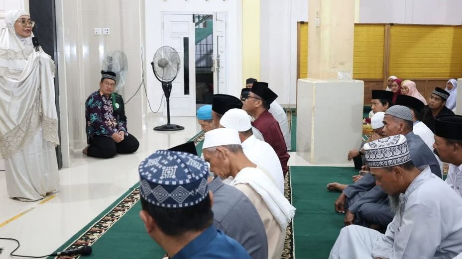 BERI SAMBUTAN: Wali Kota Bontang Neni Moerniaeni mengikuti salat subuh berjamaah di Musholla Al Khoirot, Perumahan Seraton, Kelurahan Bontang Baru, Ahad (31/8). (ADIEL KUNDHARA/KP)