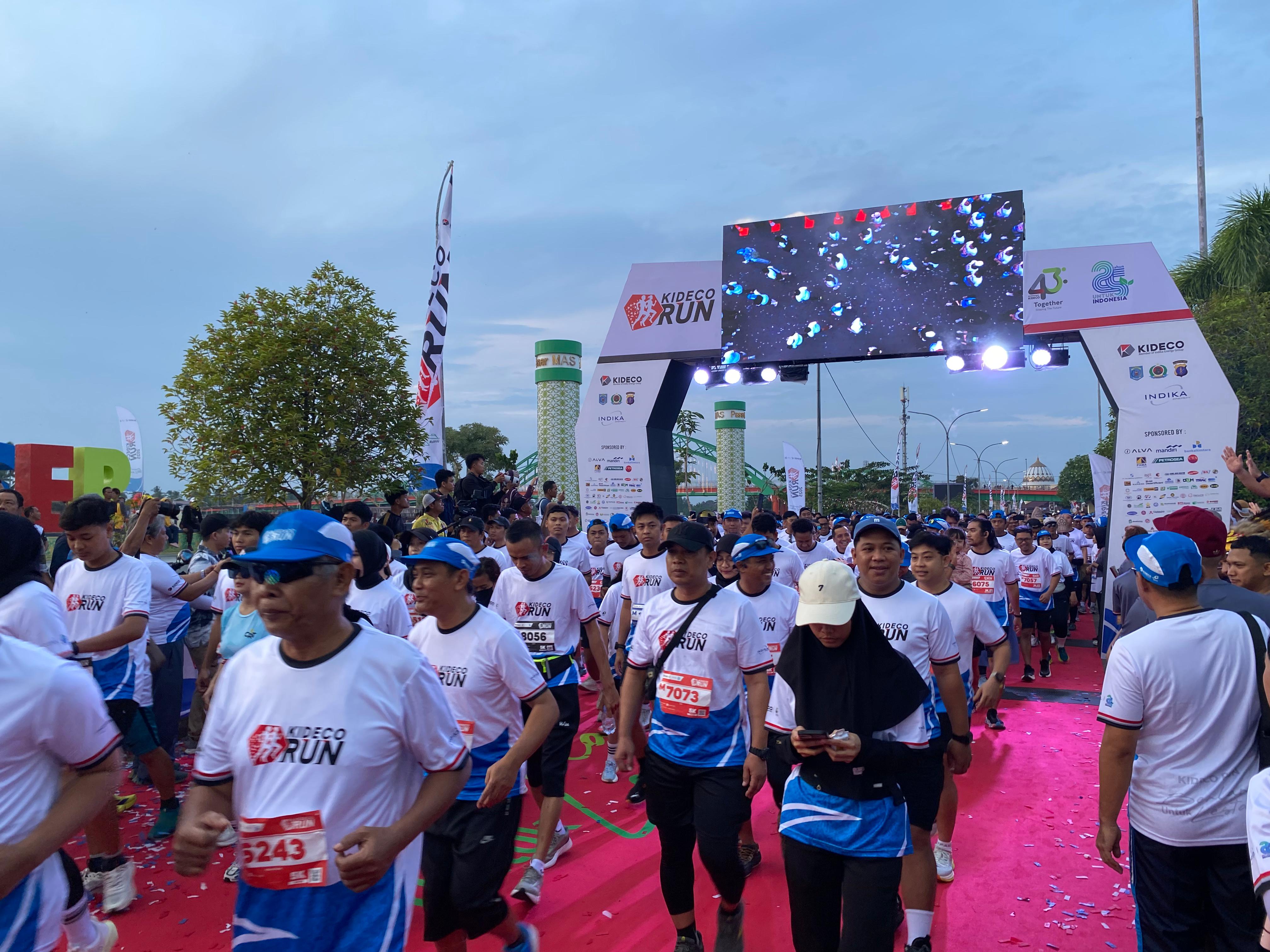 Ribuan pelari dari berbagai daerah di Indonesia datang ke Kabupaten Paser mengikuti Kideco Run 2025, Minggu (31/8/2025). (NAJIB/KP)
