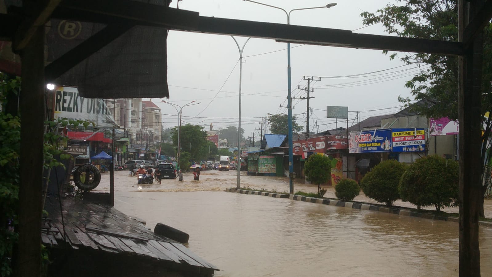 Banjir di Jalan D.I Panjaitan, Kecamatan Sungai Pinang, Kota Samarinda, Minggu, 31 Agustus 2025. (Foto/Istimewa)