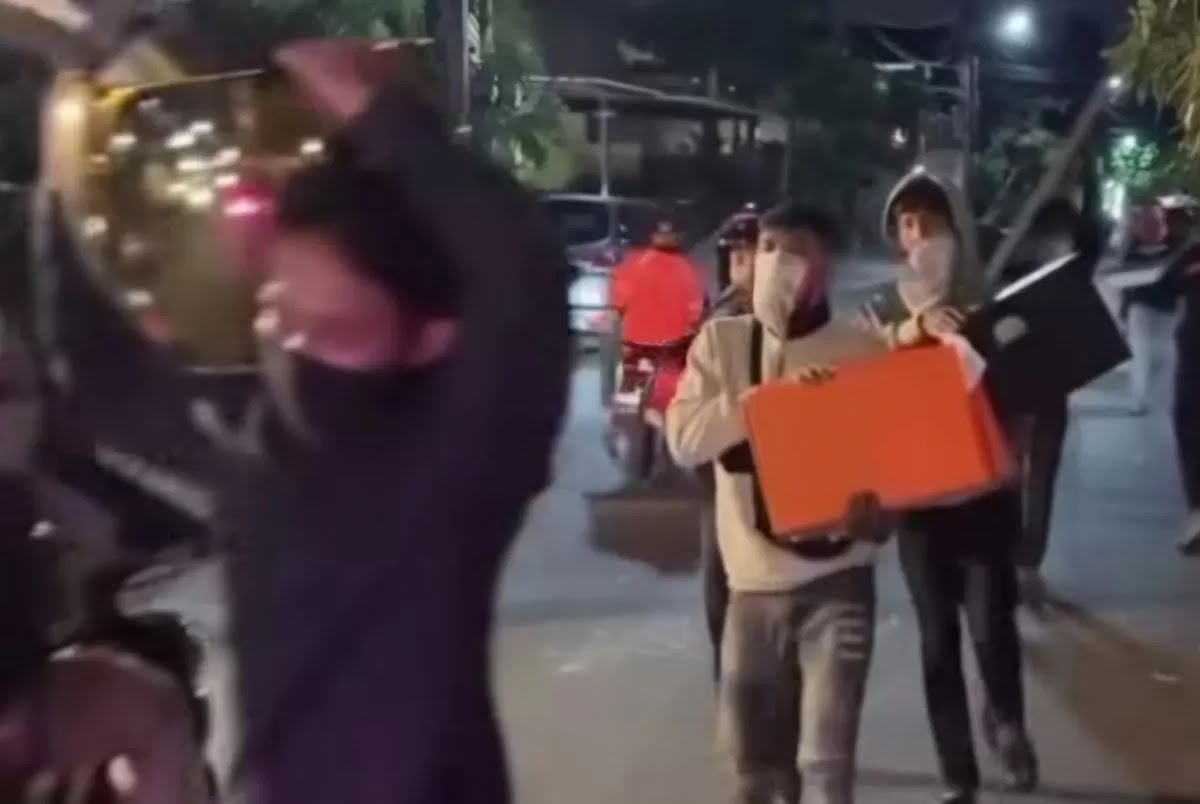 Massa yang menjarah barang-barang menteri hingga anggota DPR.