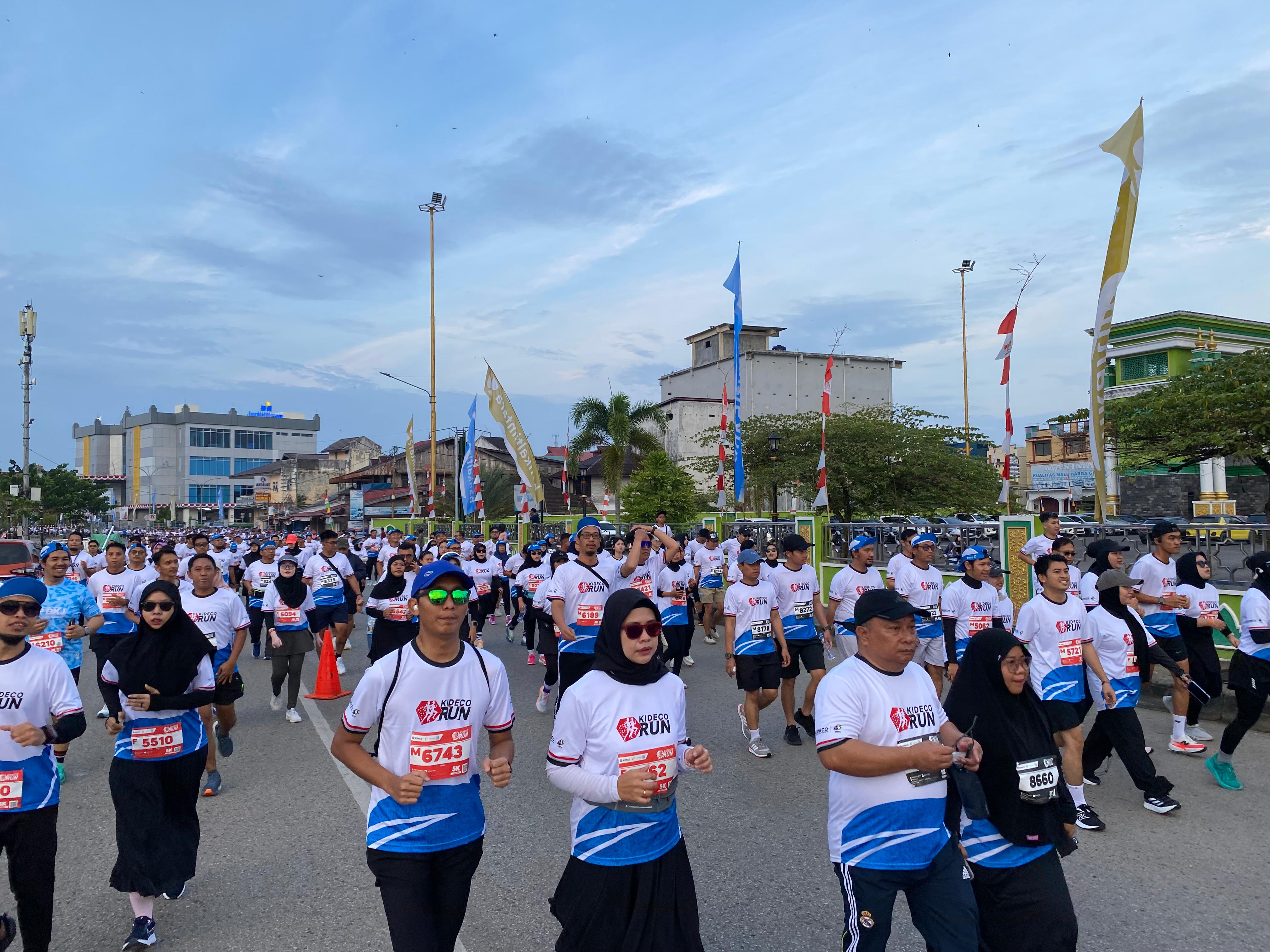 Ribuan pelari dari berbagai daerah di Indonesia datang ke Kabupaten Paser mengikuti Kideco Run 2025, Minggu (31/8/2025).  &nbsp;