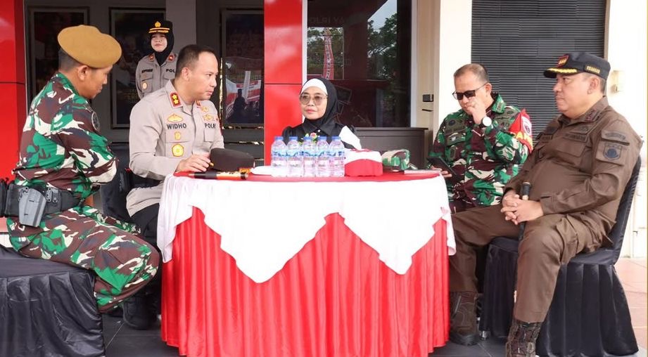 HADIRI: Wali Kota Bontang Neni Moerniaeni datang dalam kegiatan apel siaga 1 di Mapolres Bontang.