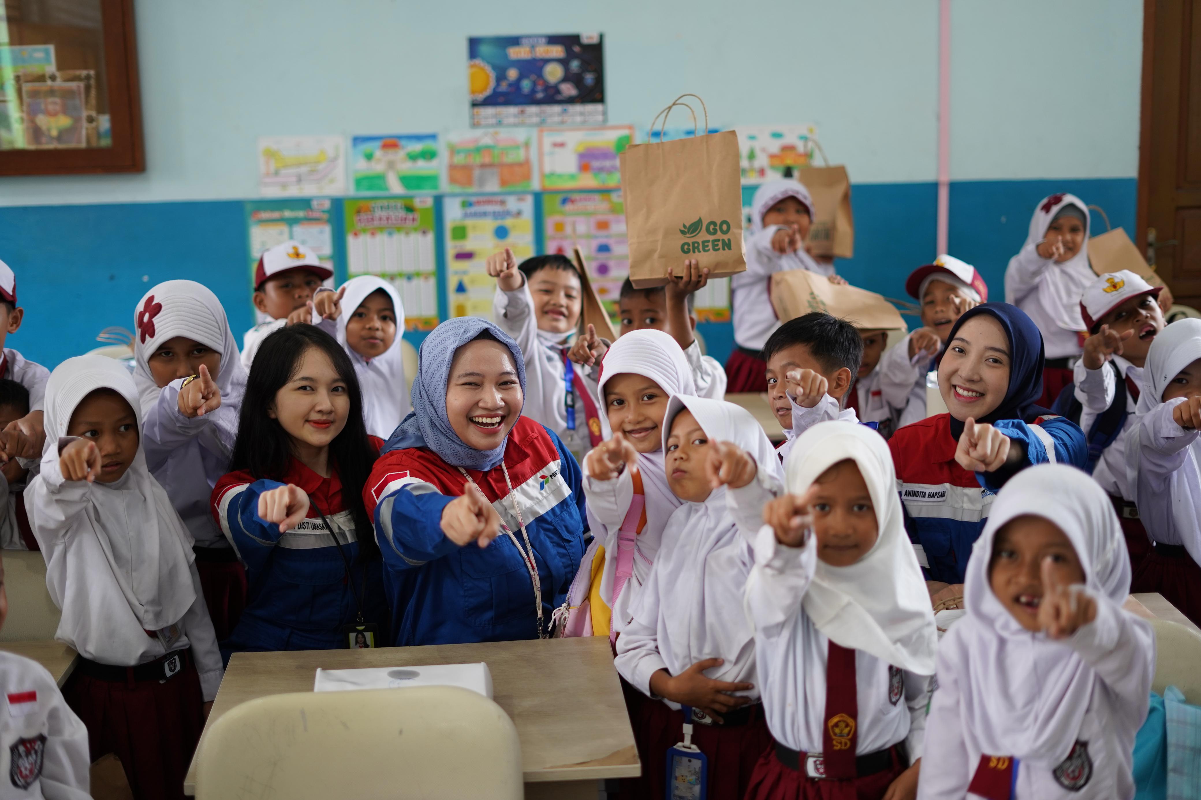 BELAJAR ENERGI: Wajah-wajah ceria menghiasi ruang kelas dan halaman sekolah ketika para perwira energi PEN 8.0, Pertamina hadir membawa semangat dengan metode belajar interaktif dan menyenangkan.