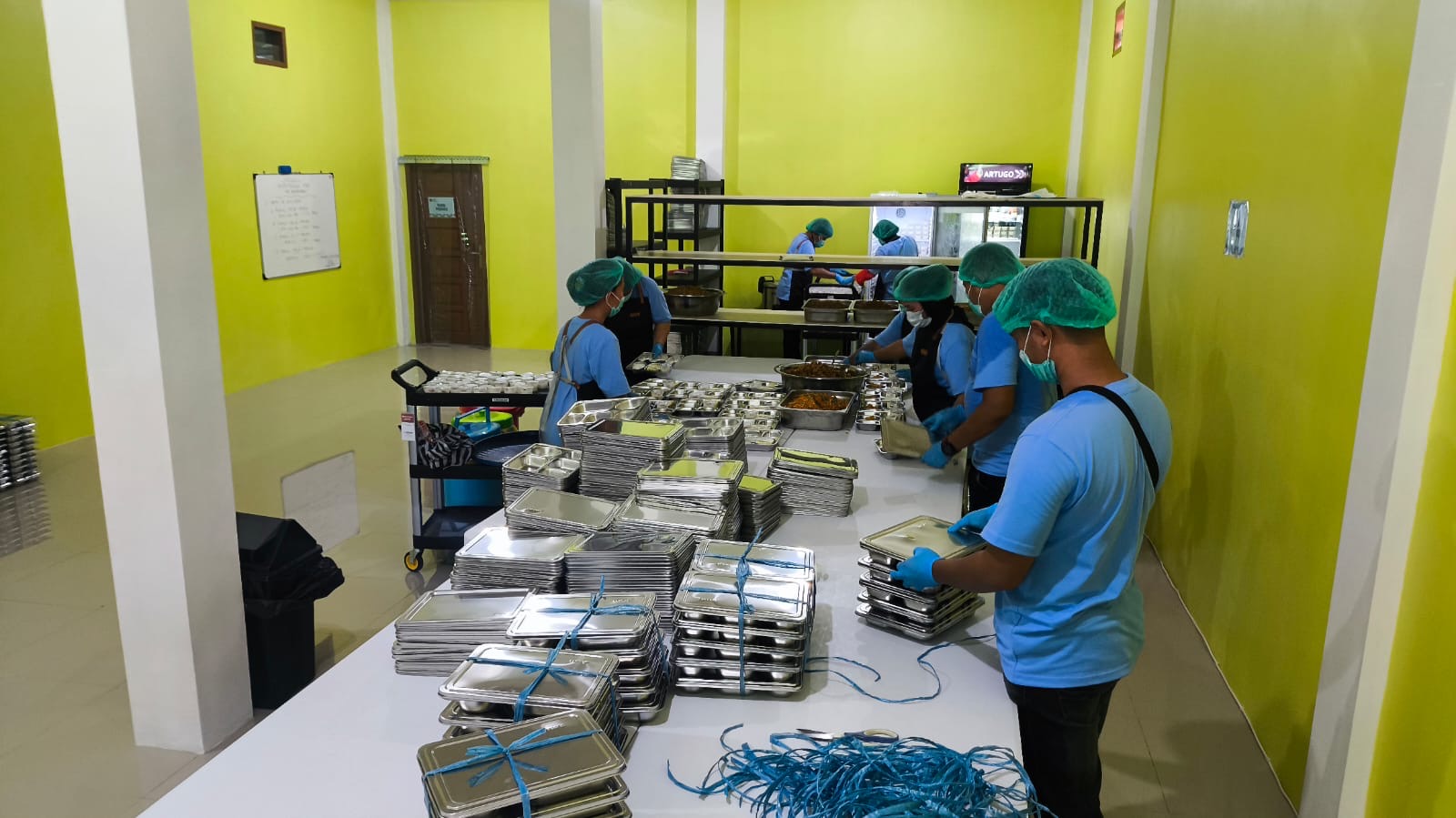 PERSIAPAN: Salah satu dapur MBG melakukan pengemasan makanan yang akan diantar ke sekolah di Bontang.