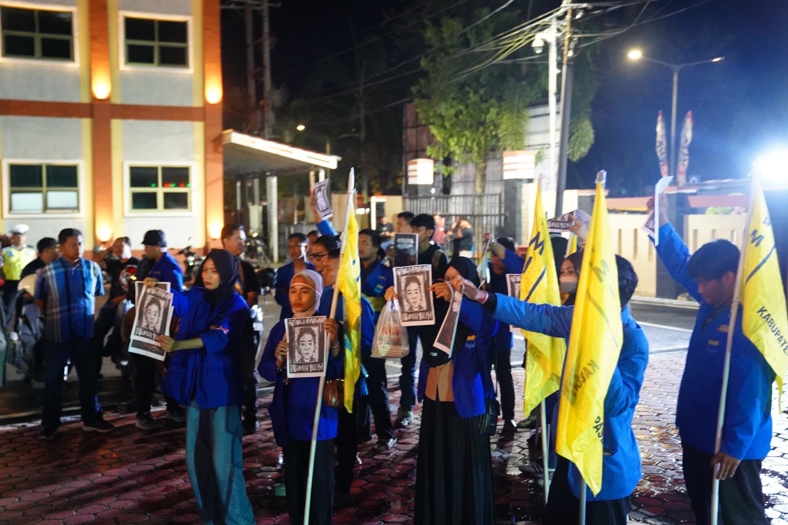 Mahasiswa Paser datang ke Polres Paser , Minggu (31/8/2025), menyampaikan tuntutan pengusutan kasus driver ojol yang meninggal di Jakarta.