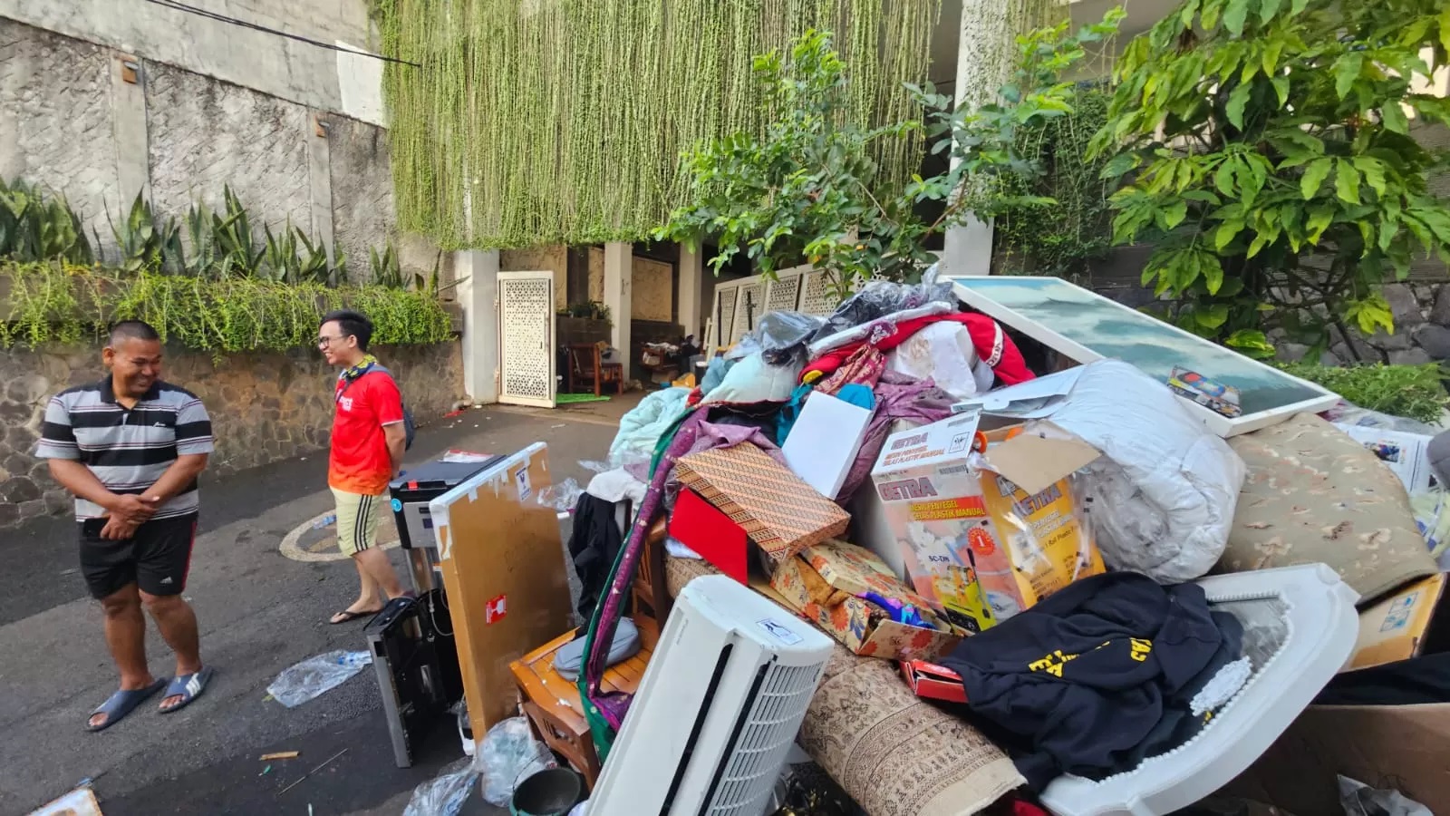 Penjarahan rumah Menkeu Sri Mulyani di Bintaro masih menyisakan cerita, sejumlah barang yang hilang mulai dikembalikan warga.