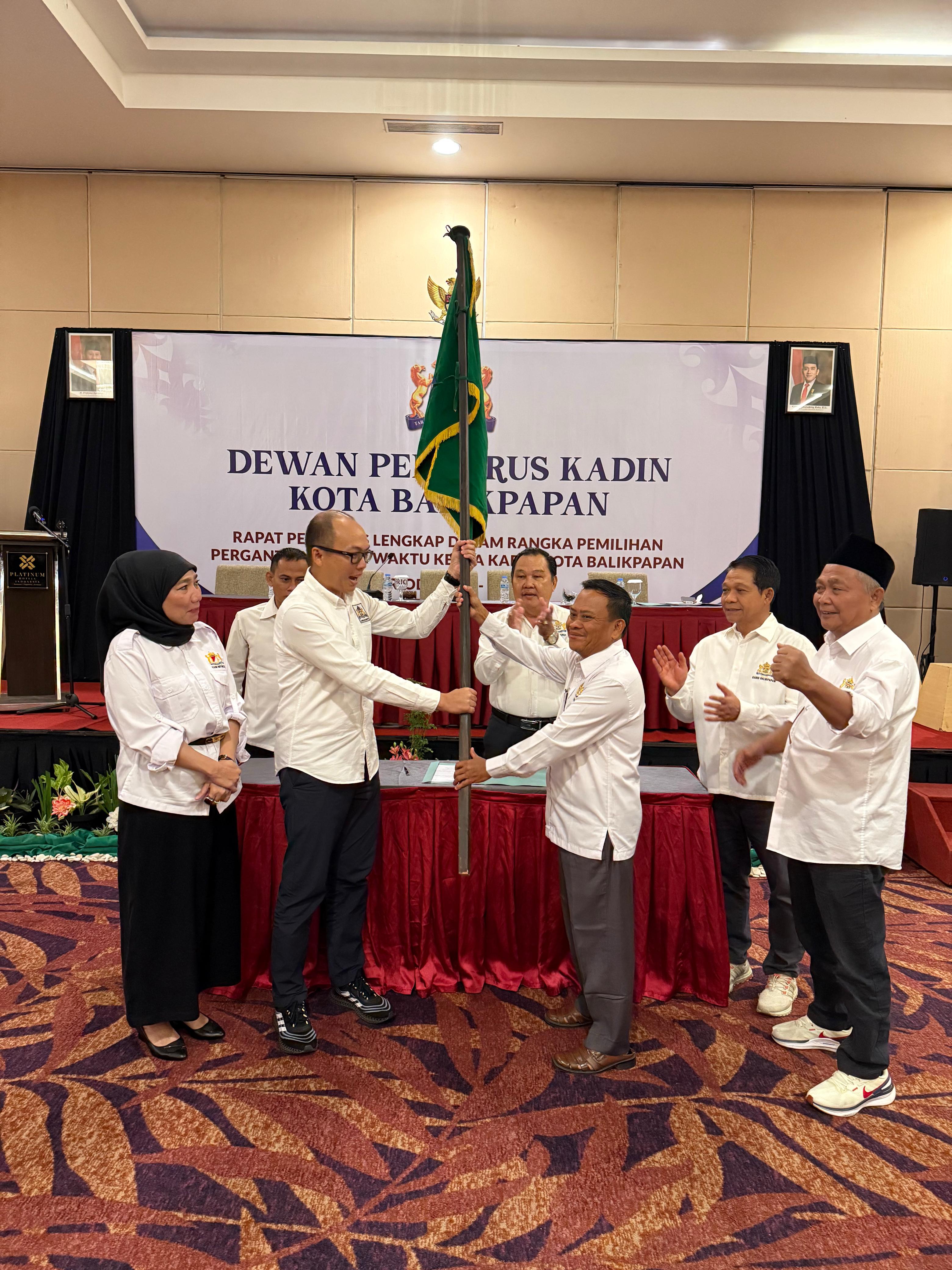 AKLAMASI: Noval Asfihani (dua kiri) terpilih sebagai ketua Kadin Balikpapan berdasarkan hasil rapat pengurus yang digelar di Platinum Hotel and Convention Hall Balikpapan, Senin (1/9).