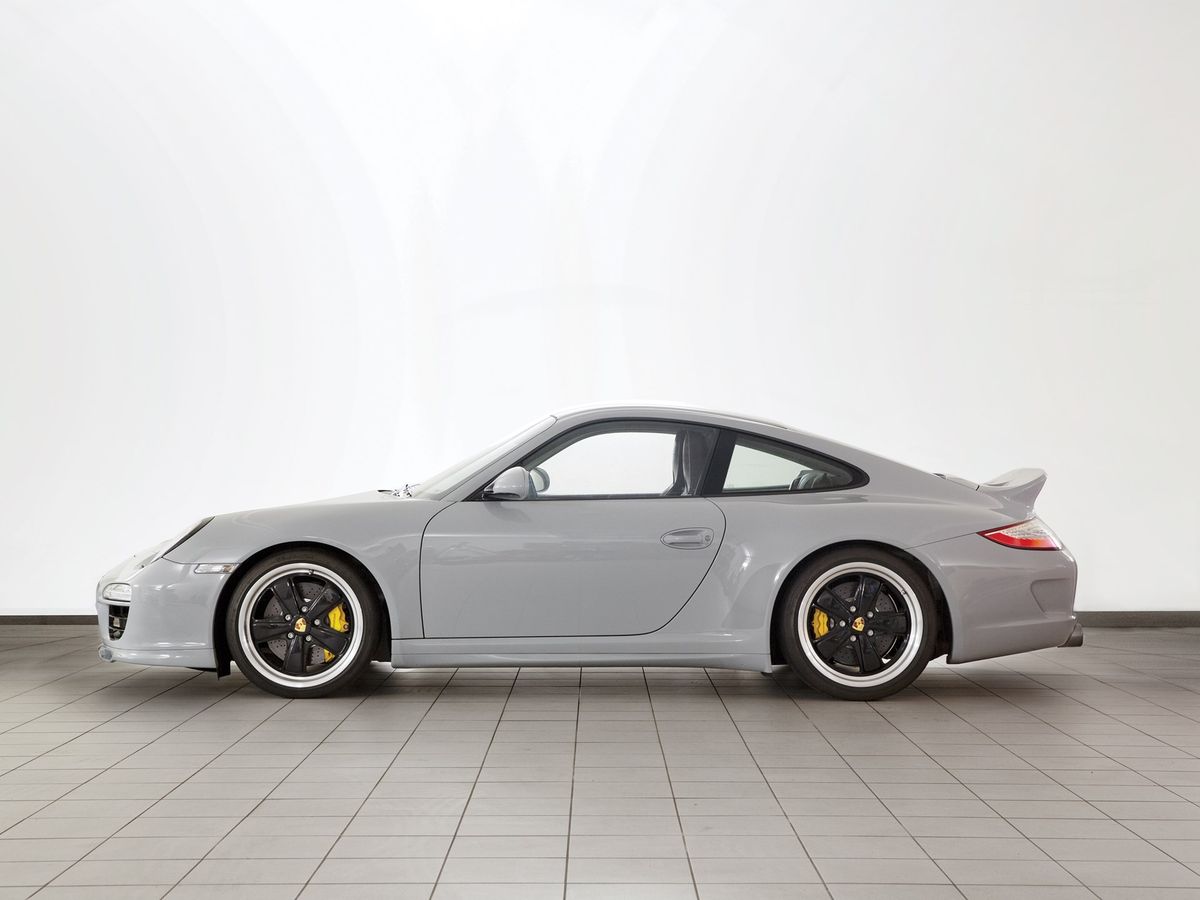 Porsche 911 Sport Classic 2016 seharga Rp14 miliar milik Ahmad Sahroni yang dirusak massa.