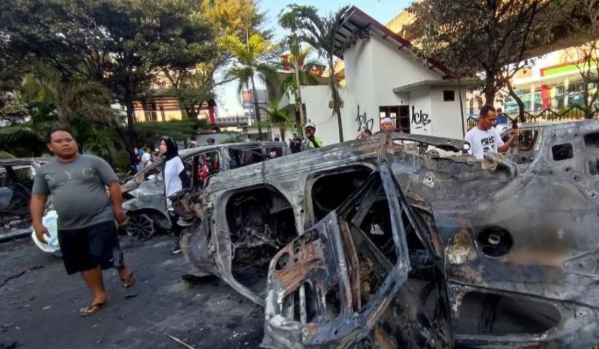 Kerusuhan di Makassar berujung pembakaran Gedung DPRD Kota. Berdasarkan data BPBD Makassar, kerugian ditaksir mencapai Rp253,4 miliar. (Foto Jawa Pos)