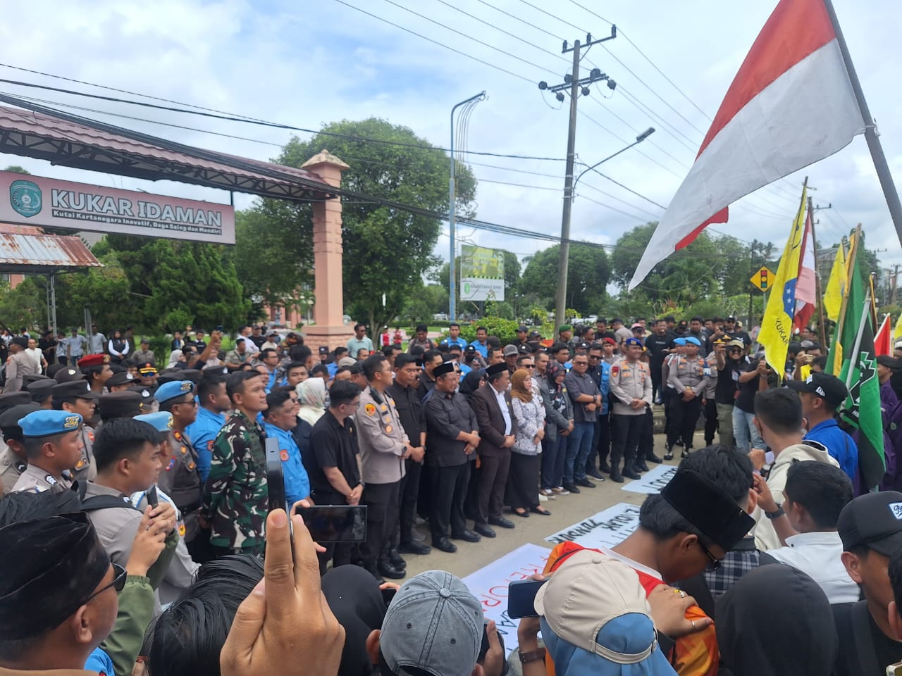TERIMA LANGSUNG: Jajaran anggota DPRD Kukar berdiri berhadapan langsung dengan massa aksi mahasiswa di depan kantor DPRD Kukar, Tenggarong.
