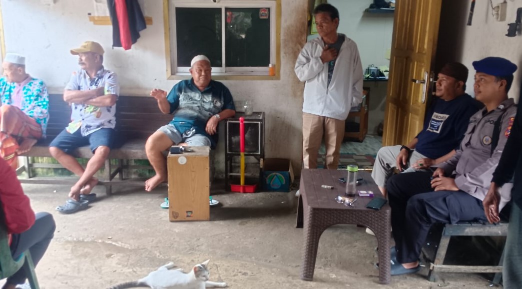 CEGAH PIDANA: Personel Pos Polairud Polres Penajam Paser Utara (PPU) memerikan seruan untuk mencegah pidana pencurian hingga penyelundupan bersama warga Desa Babulu Laut.