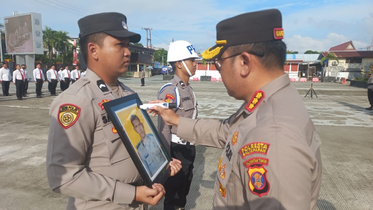 PECAT: Upacara PTDH dipimpin Kapolresta Balikpapan Kombes Pol Anton Firmanto tanpa dihadiri terperiksa.