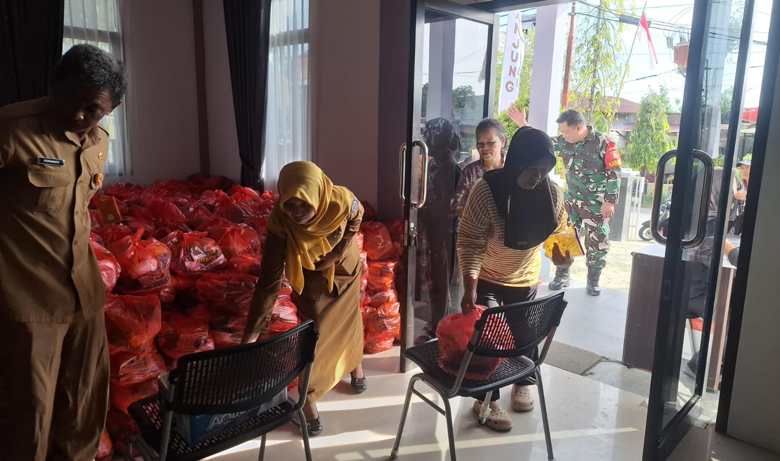 RINGANKAN BEBAN: Kelurahan Tanjung Laut Indah menggelar kegiatan pangan murah untuk warga di wilayah tersebut selama dua hari.