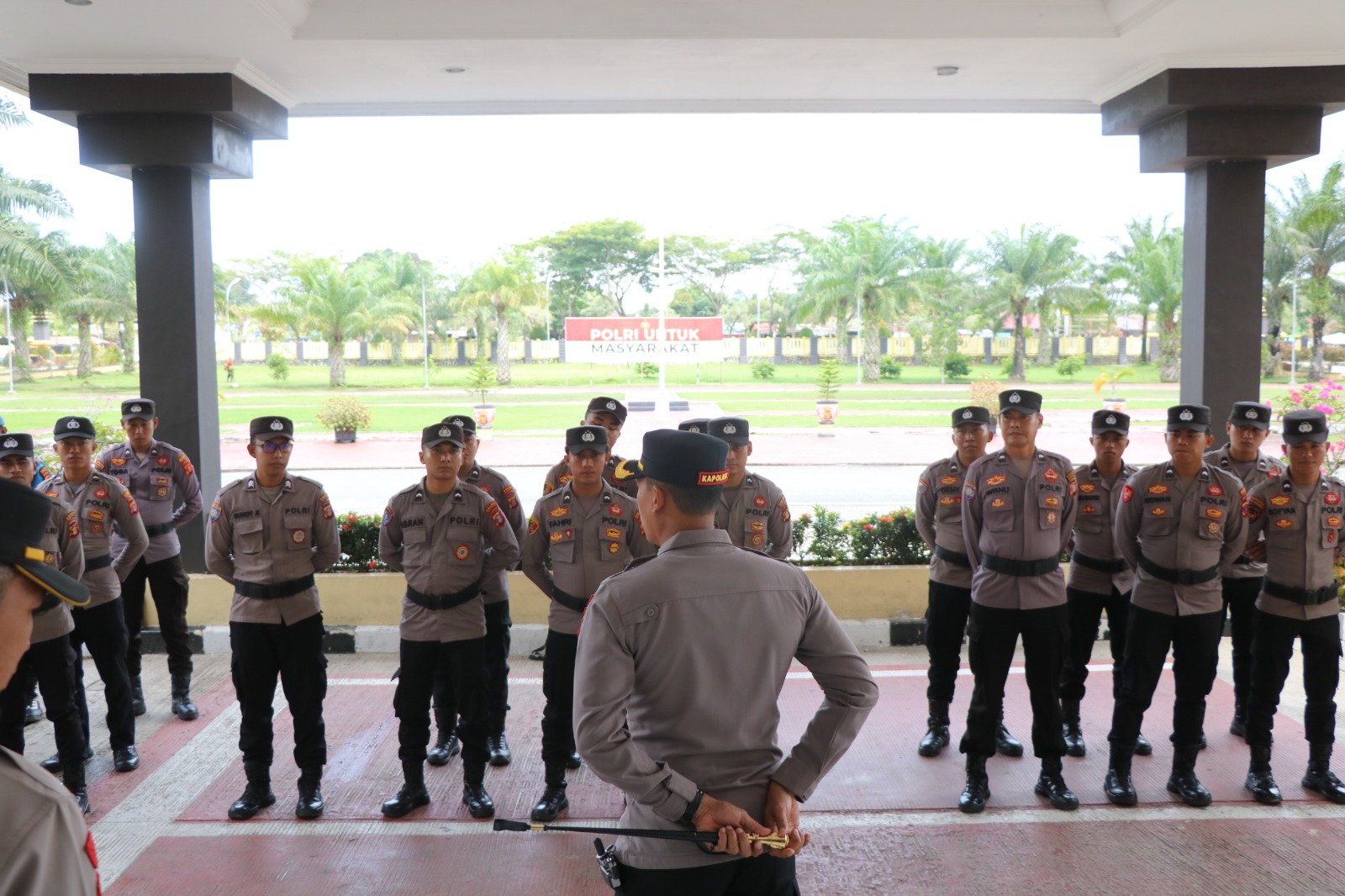 APEL BKO: Kapolres PPU, AKBP Andreas Alek Danantara (membelakangi lensa) saat memimpin kegiatan apel BKO polsek jajaran.